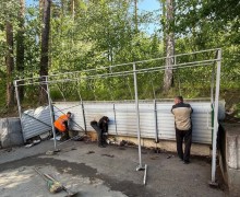 Управляющая компания ДЕЗ обновляет контейнерный площадки, которые находятся под их управлением