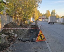 В Заречном вскрыли тротуар, уложенный меньше месяца назад