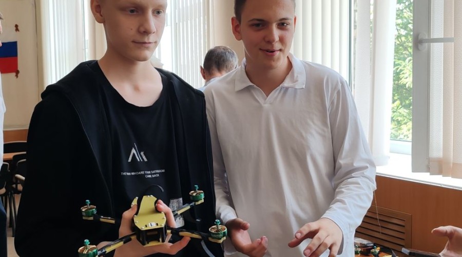 3 июня в актовом зале УрТК 32 выпускника первых в Заречном курсов по конструированию беспилотных воздушных судов и управлению ими получили сертификаты об обучении