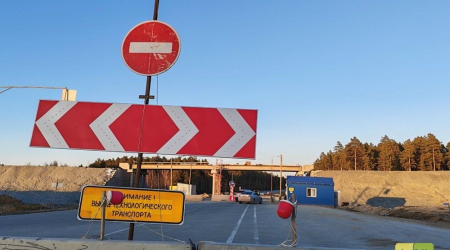 Проезд по строящемуся участку трассы Екатеринбург-Тюмень перекрыли шлагбаумами