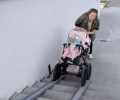 ПО НОВОМУ ПАНДУСУ ЛЕГКО И НЕПРИНУЖДЁННО можно теперь подняться по лестнице к Дому торговли с коляской или велосипедом