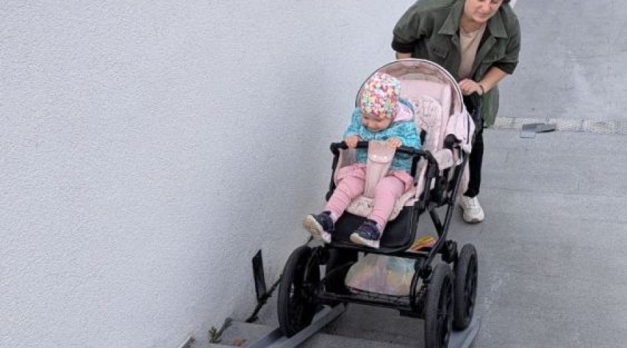 ПО НОВОМУ ПАНДУСУ ЛЕГКО И НЕПРИНУЖДЁННО можно теперь подняться по лестнице к Дому торговли с коляской или велосипедом