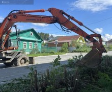 На улице Мира в Заречном проводят расчистку от кустарников