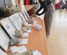 Атомклассу школы №1 передали уникальную коллекцию камней, которые студенты со всей России собрали на Урале