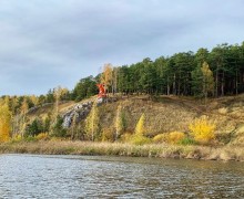 Красавица-Исеть в обрамлении скалистых берегов прекрасна не только летом, но и золотой осенью