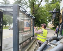 В Заречном началась мойка остановочных павильонов