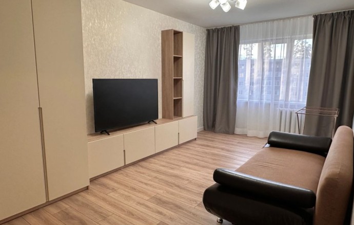 Сдам двухкомнатную квартиру 54 кв. м на Алещенкова, 17