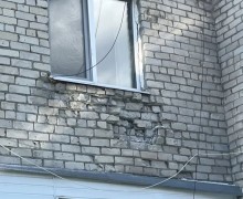 Жители Белоярского сообщили о разрушении стены дома из-за протечек кровли