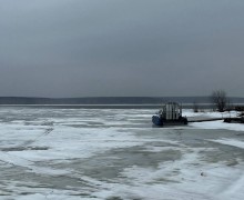 Мартовские рыбаки начали проваливаться под лед