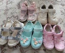 Отдам за вкусняшки: туфли 39 размера и детская обувь 32 размера