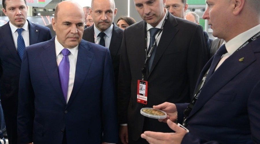 Врио губернатора Свердловской области Денис Паслер презентовал председателю Правительства РФ Михаилу Мишустину проект создания производственной экосистемы «Космос» на стенде региона на выставке ИННОПРОМ