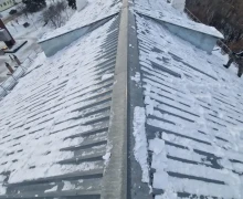 Работники ООО ДЕЗ очищают кровли жилых домов от снега и наледи