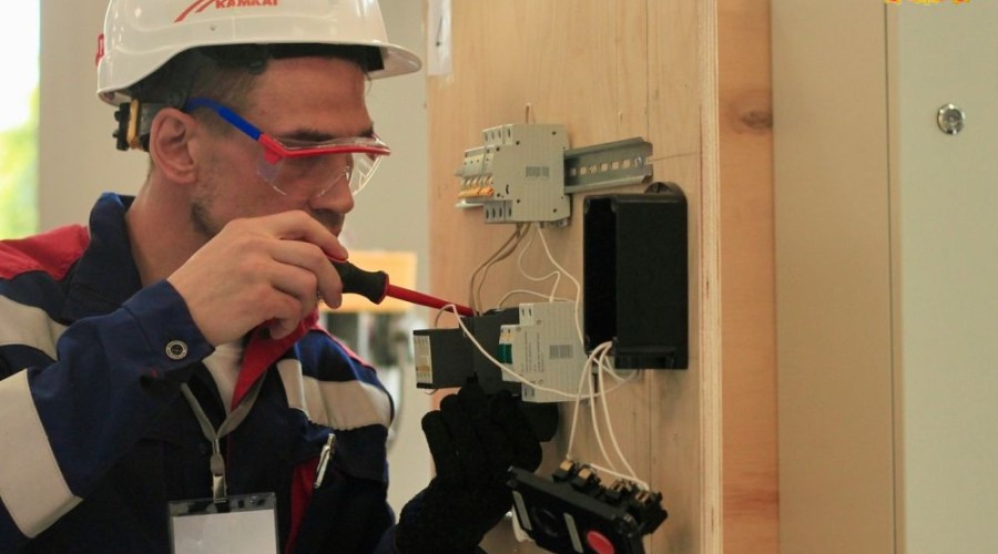 Лучший электромонтёр 2025 года объявлен в Свердловской области!