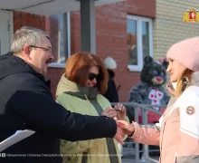 Счастливый день: в Лесном 36 детей-сирот получили ключи от новых квартир