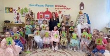 В преддверии 8 Марта сотрудники Госавтоинспекции Заречного провели для дошкольников мастер-класс по изготовлению «безопасных» открыток