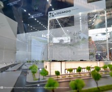 Врио губернатора Свердловской области Денис Паслер презентовал председателю Правительства РФ Михаилу Мишустину проект создания производственной экосистемы «Космос» на стенде региона на выставке ИННОПРОМ