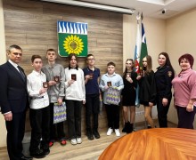 Сегодня Глава городского округа Заречный Андрей ЗАХАРЦЕВ торжественно вручил паспорта юным жителям нашего города, которым исполнилось 14 лет