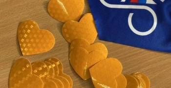 Ученики поздравили друг друга с Днём святого Валентина светящимися сердечками