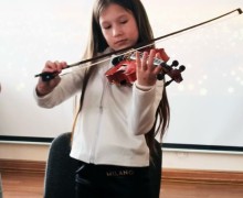 Юные жители Мезенского услышали «Денискины рассказы» и попробовали себя в игре на скрипке