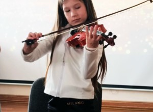 Юные жители Мезенского услышали «Денискины рассказы» и попробовали себя в игре на скрипке