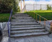 Лестницу у дома на Алещенкова, 11 обещают отремонтировать, но сроки не называют