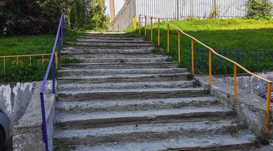 Лестницу у дома на Алещенкова, 11 обещают отремонтировать, но сроки не называют