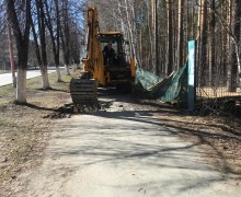 НА КУРЧАТОВА ВРЕМЕННО ЗАКРЫТ ПРОХОД по тротуарам в районе Дома торговли