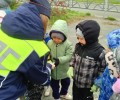Сотрудники Госавтоинспекции провели акцию «Засветись» совместно с воспитанниками детского сада «Солнышко»