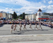 На площади перед ДК Ровесник началась общегородская линейка, посвящённая Дню знаний