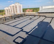 В Заречном продолжают сезонный ремонт кровель многоквартирных домов
