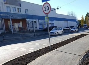 На улице Попова появились новый тротуар и «лежачий полицейский»
