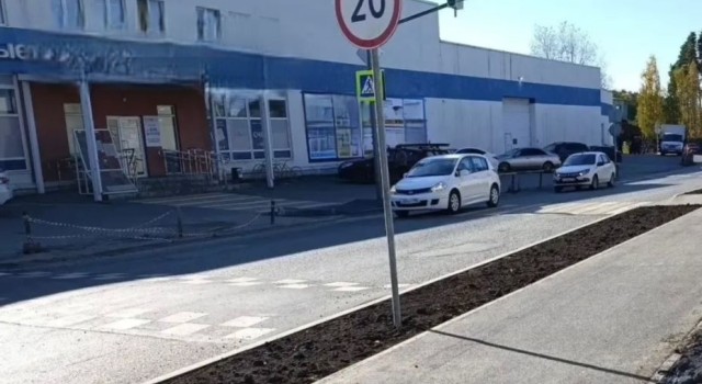 На улице Попова появились новый тротуар и «лежачий полицейский»