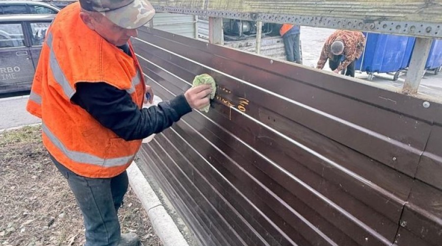 УК ДЕЗ помыла мусорные контейнерные площадки на площадках, за которые она отвечает