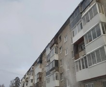 В связи с обильными снегопадами и образовавшимися переметами на крышах, проводим очистку периметра кровель от снега и надели!