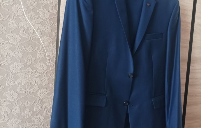 Продам практически новый мужской костюм 46 р. ( б/у 2 раза). Производство Турция.