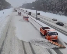 Для противогололёдной обработки на дороги Свердловской области вышла техника