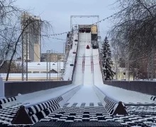 Екатеринбург начал готовиться к Новому году - строится каток и большая горка