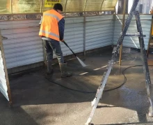 УК ДЕЗ помыла мусорные контейнерные площадки на площадках, за которые она отвечает