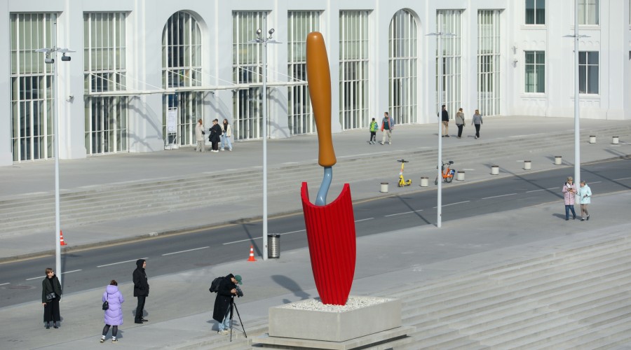 В Москве установили памятник садовой лопатке