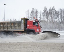 Более 290 спецмашин устраняют последствия снегопадов на автодорогах Свердловской области