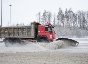 Более 290 спецмашин устраняют последствия снегопадов на автодорогах Свердловской области