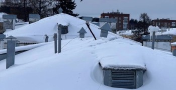 Продолжается активная фаза работ по уборке снега со скатных крыш!