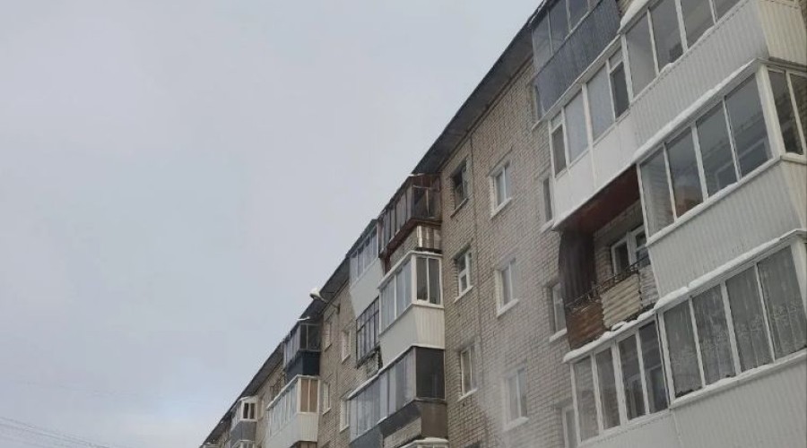 Крыши зареченских домов очищают от снега