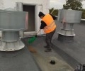 В Заречном продолжаются работы по очистке кровель от хвои и листвы