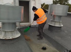 В Заречном продолжаются работы по очистке кровель от хвои и листвы