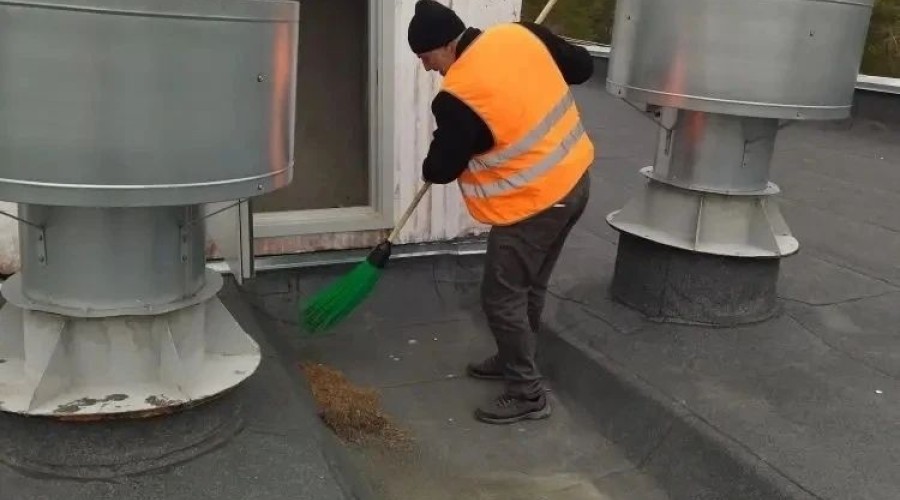 В Заречном продолжаются работы по очистке кровель от хвои и листвы