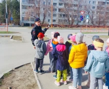 Сотрудник Госавтоинспекции провела для детей пешеходную экскурсию «Прогулка юного пешехода»