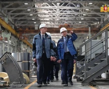 Врио губернатора Свердловской области Денис Паслер оценил мощности Уралмашзавода и пообщался с работниками предприятия