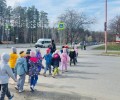 Сотрудник Госавтоинспекции провела для детей пешеходную экскурсию «Прогулка юного пешехода»