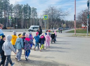 Сотрудник Госавтоинспекции провела для детей пешеходную экскурсию «Прогулка юного пешехода»